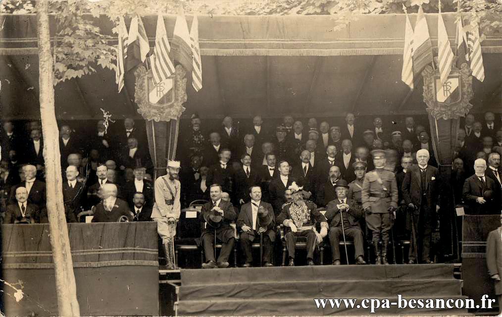 BESANÇON - Chamars - Défilé militaire du 14 juillet 1918 accueillant les Alliés américains. - La tribune officielle avec le sénateur Grosjean, le député Albert Métin, le Préfet...
